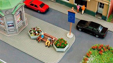 FALLER 180537 — Тротуарная плитка (160 × 113 мм (2 шт.)) и бордюры (~3420 мм), 1:72—1:100, 1945–1965