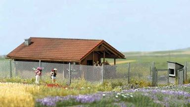 BUSCH 1017 — Забор из сетки рабица (~940 мм), 1:72—1:100