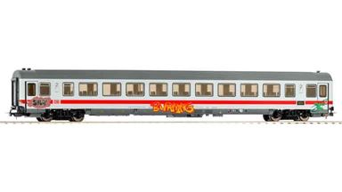 PIKO 58848 — Пассажирский вагон Bpmz 284 2 кл. «IC» с граффити, H0, VI, DB AG