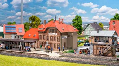 FALLER 190035 — Станция «Passendorf» (вокзал, диспетчерская, платформа и 6  фигурок), 1:87, 1946-1965