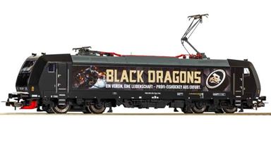 PIKO 57877 — Электровоз 185 3293 «Black Dragons» (интерфейс PluX22), H0, VI, Black Dragons